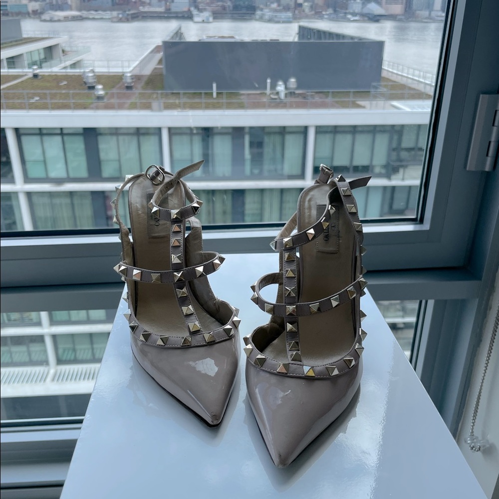 These are the cult-classic Valentino stud nude shoes.